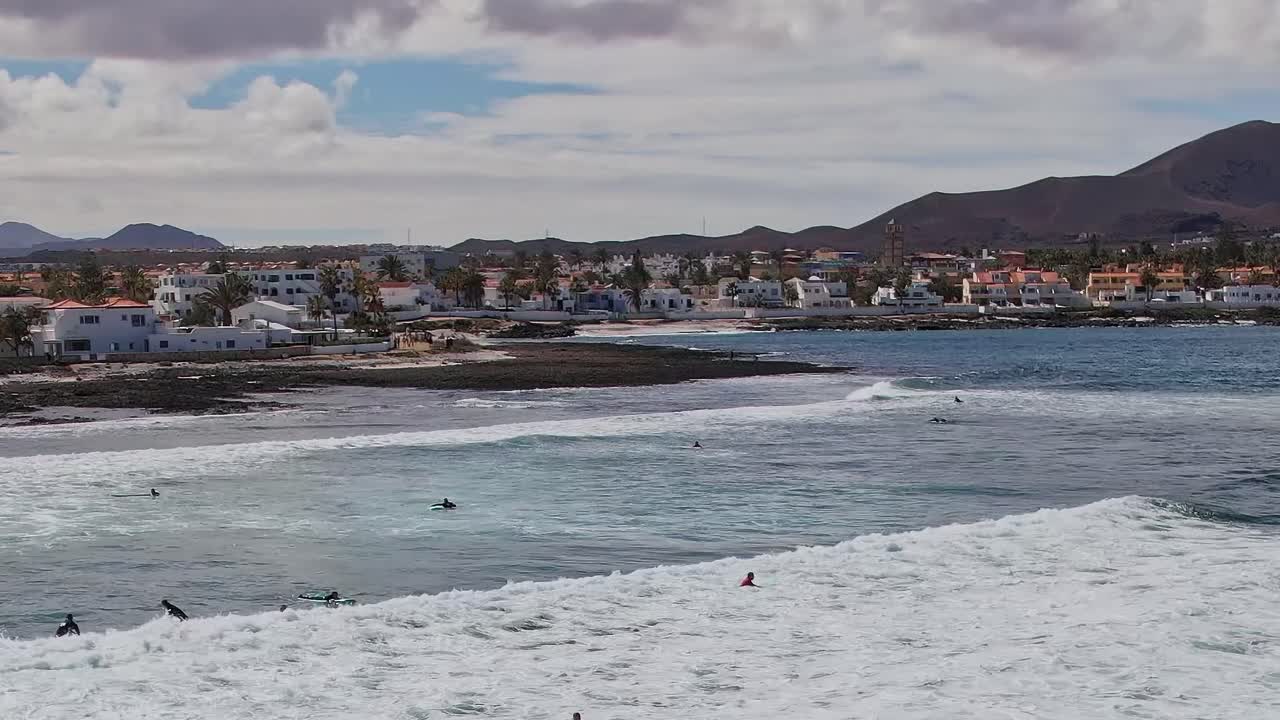 Surfando na costa perto de Lanzarote, nas Ilhas Canárias, Espanha