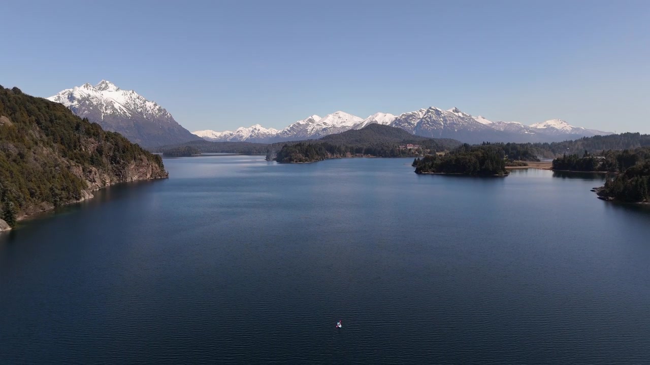 Lago incontaminato Perito Moreno, con le sue sponde tra splendide montagne a Bariloche, Argentina.