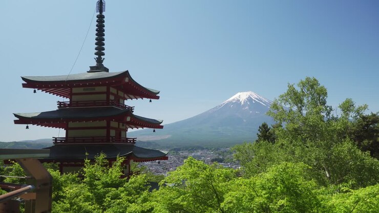 Vista panoramica del Monte Fuji e della Pagoda Chureito in una giornata soleggiata e solitaria presso il Parco Arakura Sengen, Fujiyoshida, Yamanashi, Giappone.