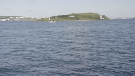 velero pasando una isla