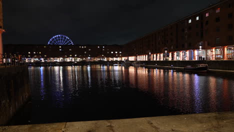 rueda de liverpool, inglaterra, reino unido por la noche, vista desde el muelle royal albert