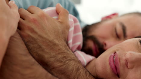 Amor,-Abrazo-O-Unión-De-Pareja-En-El-Dormitorio-De-La-Cama