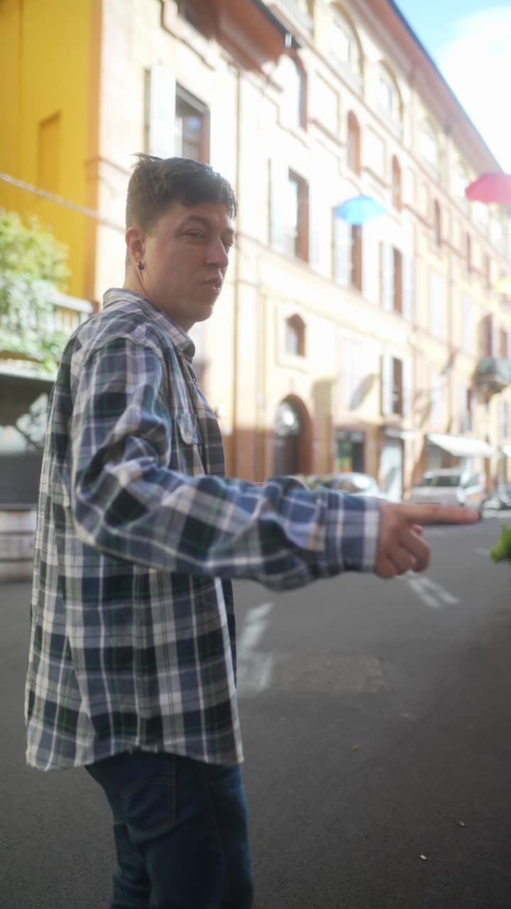 Giovane nella strada della città