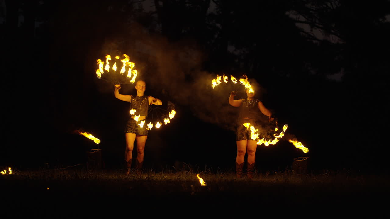 espectáculo de bailarines de fuego por la noche