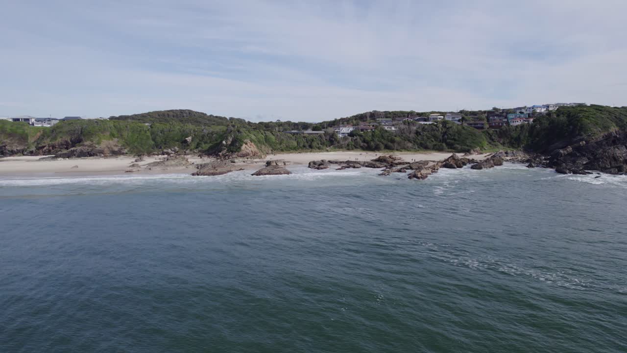 orilla rocosa de la playa de burgess en forster, australia - retirada aérea