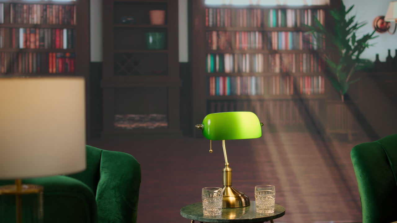 biblioteca refinada atemporal en el club social con sillas verdes y copas de whisky