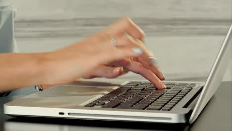 manos de una mujer de negocios con un teclado portátil