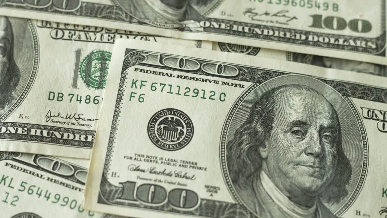 un montón de viejos billetes de 100 dólares de jefferson 4k