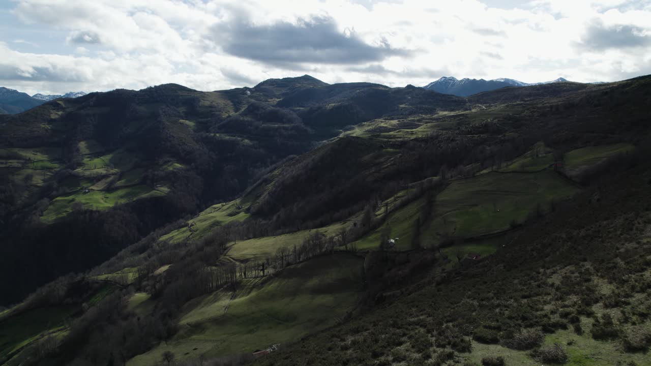Volando sopra una rigogliosa valle verde nella catena montuosa dei Picos de Europa