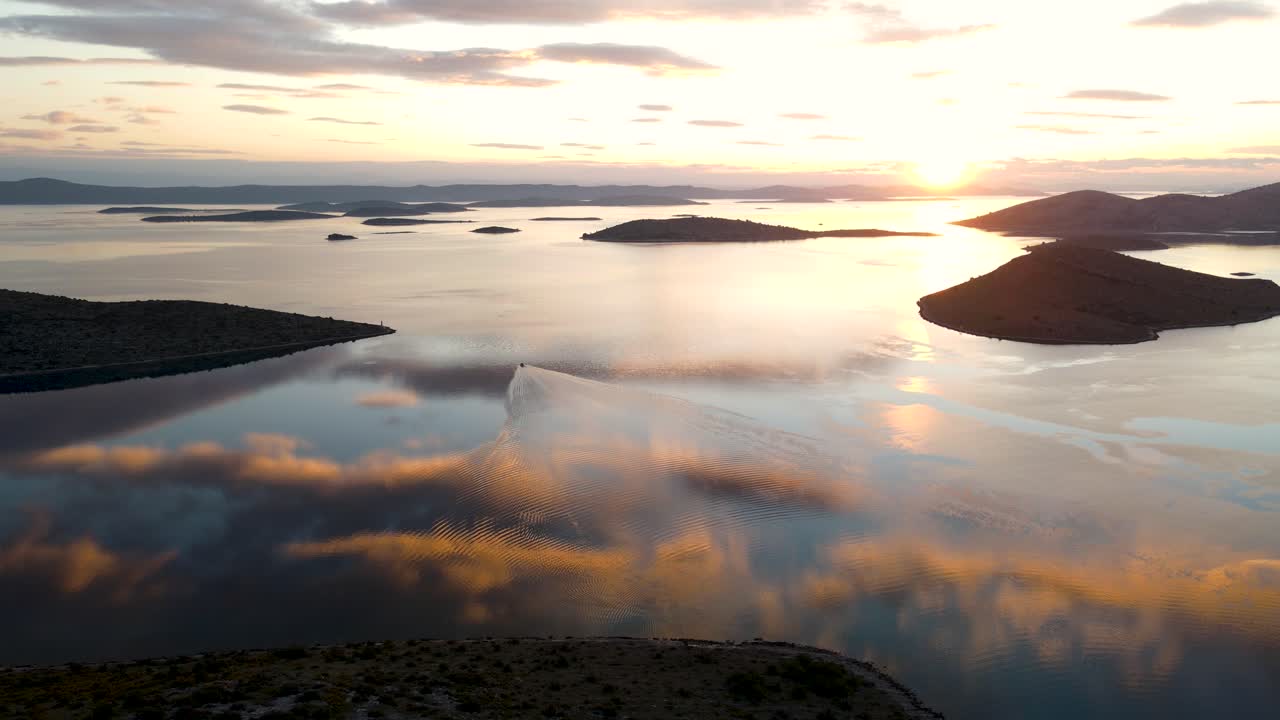 barco solitario navegando por las tranquilas y pacíficas aguas del parque nacional kornati al atardecer