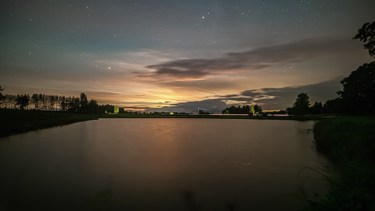 지평선에 일몰과 별이 빛나는 달에 떠오르는 달