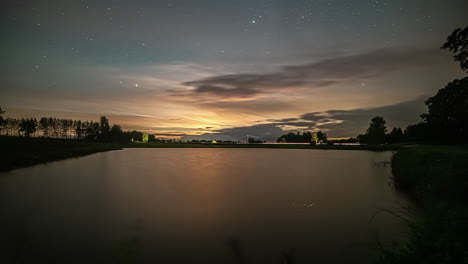 puesta de sol en el horizonte y luna saliendo estrellada