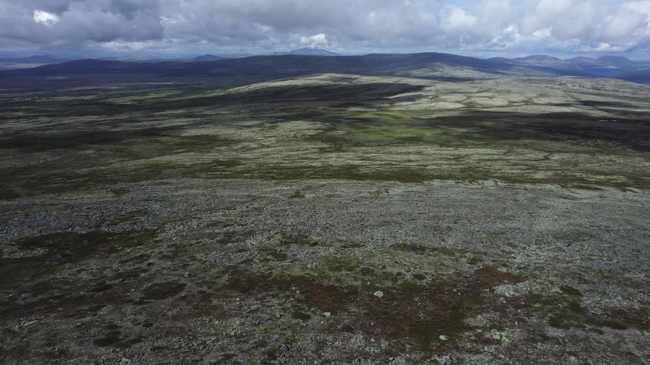 el avión desciende a un desolado paisaje rocoso y montañoso en specdalen, noruega.