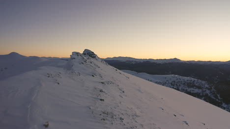 Filmischer-Luftvorbeiflug-über-Den-Bergpassgipfel-Während-Der-Späten-Abendstunden-Und-Des-Späten-Sonnenuntergangs-In-Vail,-Colorado,-Epische-Landschaft