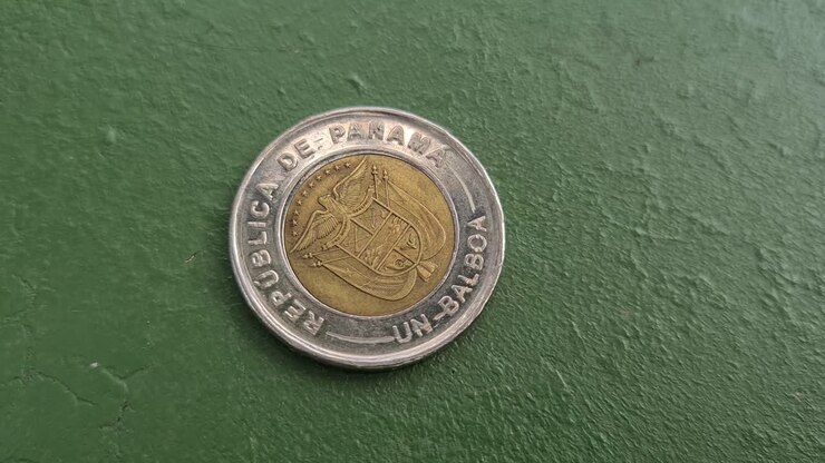Una moneta Balboa, valuta nazionale di Panama, che utilizza banconote in dollari USA per i pagamenti