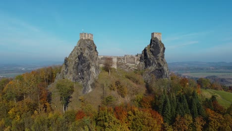 Vista-Aérea-De-Un-Castillo-Checo-Trosky-En-Otoño,-Soleado