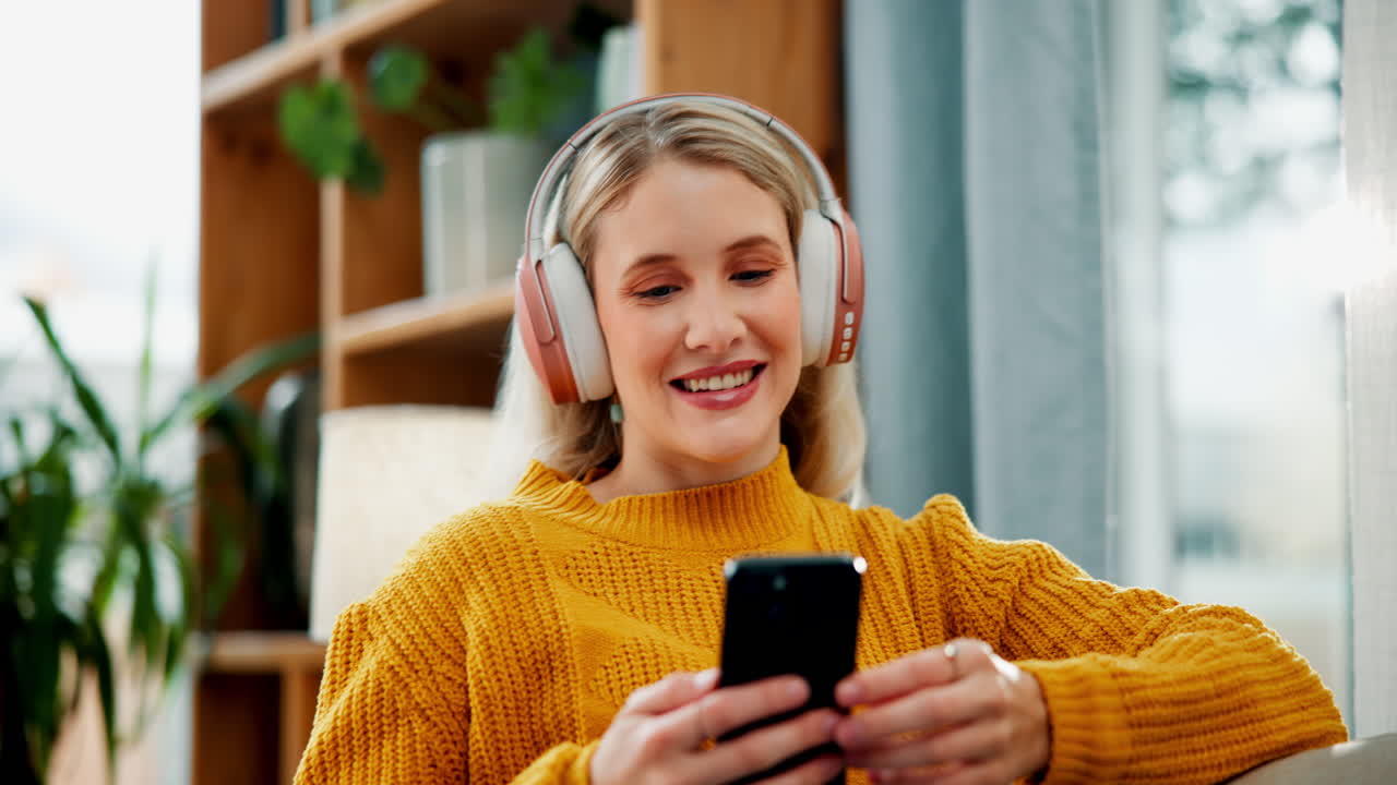 Donna che ascolta musica con le cuffie a casa