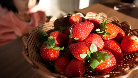 Kind-Pflückt-Mit-Der-Hand-Reife-Rote-Erdbeeren,