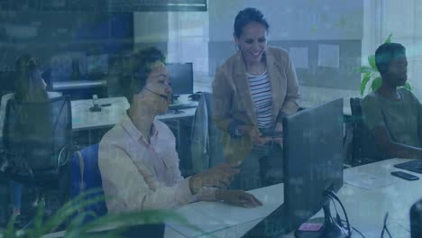 animación del procesamiento de datos del mercado de valores sobre dos mujeres diversas discutiendo en la computadora en la oficina.