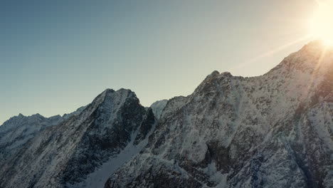 Luftdrohnenaufnahme-Italienischer-Berge-Im-Winter-Vor-Senset