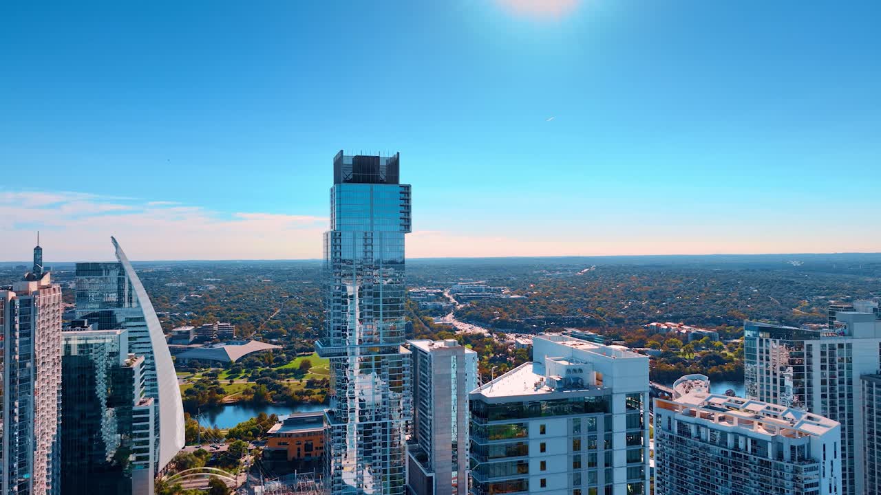 Austin, USA, 21 novembre 2025: Veduta aerea ravvicinata di grattacieli in vetro ad Austin. Inquadratura dall'alto che si concentra sulle moderne facciate in vetro dei grattacieli con l'orizzonte e un cielo azzurro limpido sullo sfondo