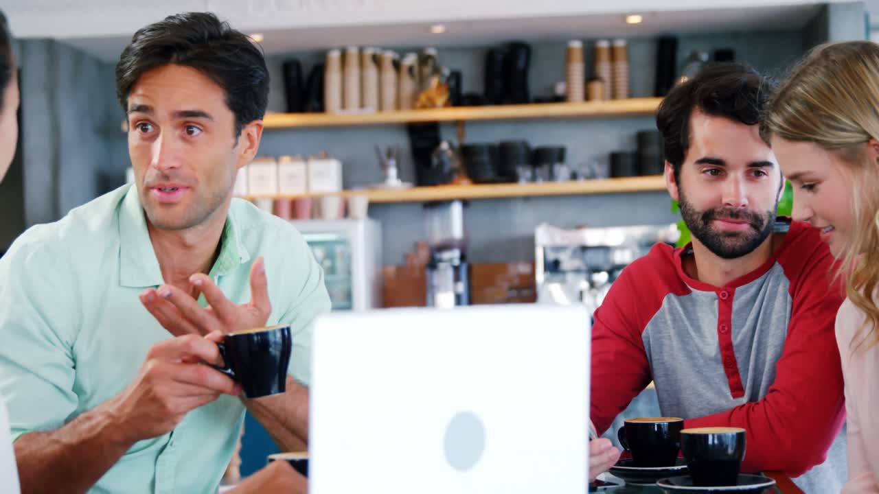 레스토랑에서 커피를 마시는 친구들