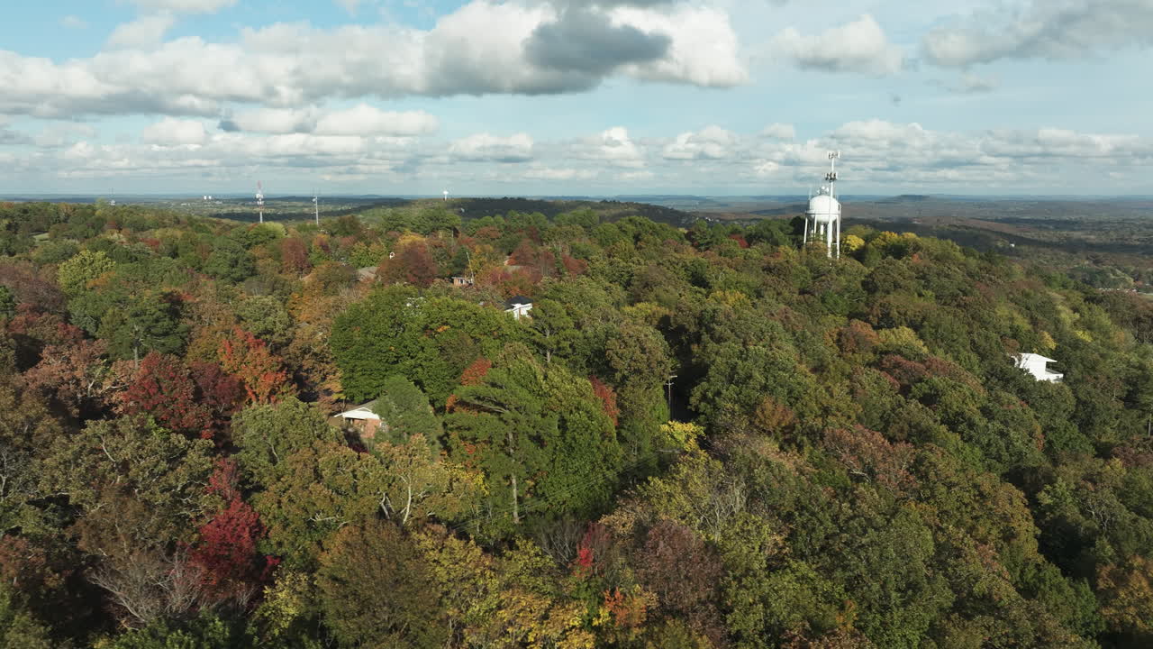 una vista de una torre de tanque de agua sobre el bosque de otoño cerca de fayetteville, monte sequoia, arkansas, estados unidos