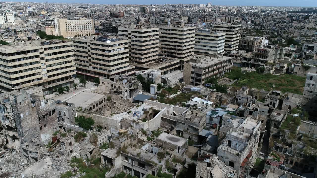 Un quartiere di Aleppo. Si possono vedere i tetti degli edifici nella città siriana in rovina - drone che sorvola i tetti 4K.