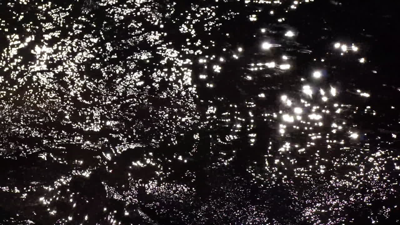 искрящийся солнечный свет отражается от текущей воды ручья