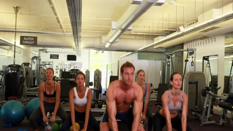 instructor muscular que dirige la clase de kettlebell