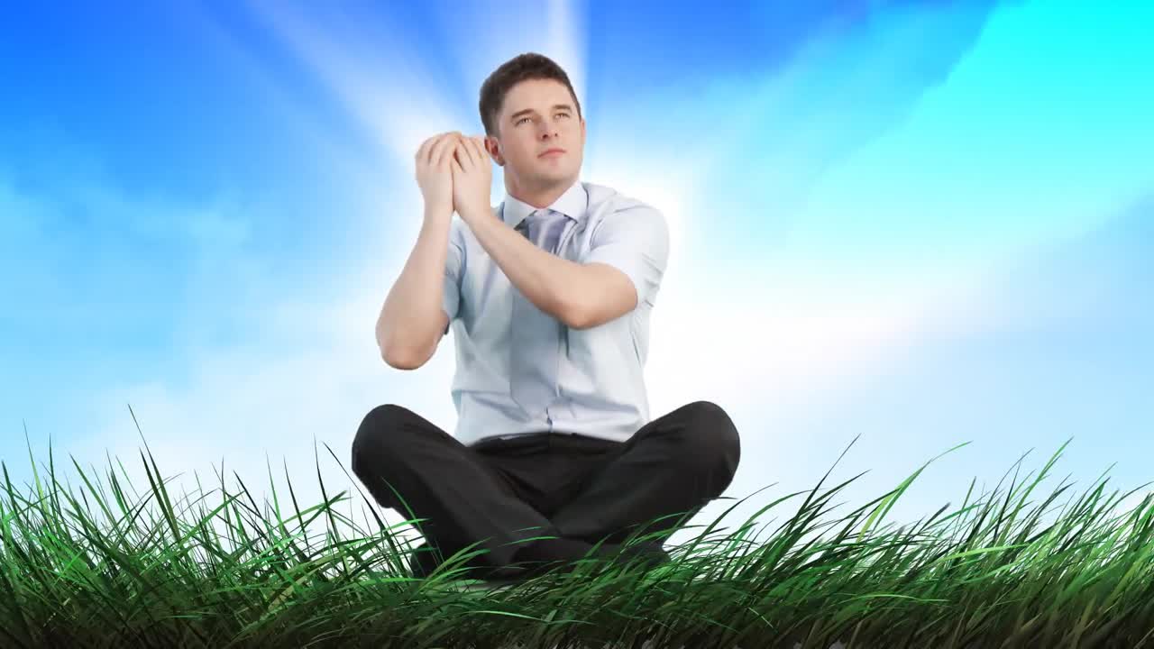 돼지 저금통을 들고 사업