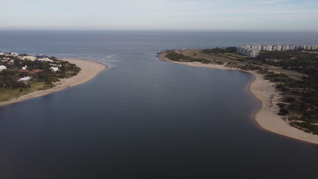 vista de pájaro del río de la desembocadura del arroyo maldonado y las riberas de los ríos en uruguay que desembocan en el océano atlántico