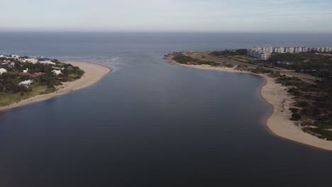 Vista-De-Pájaro-Del-Río-De-La-Boca-Del-Arroyo-Maldonado-Y-Las-Riberas-De-Los-Ríos-En-Uruguay-Que-Desembocan-En-El-Océano-Atlántico