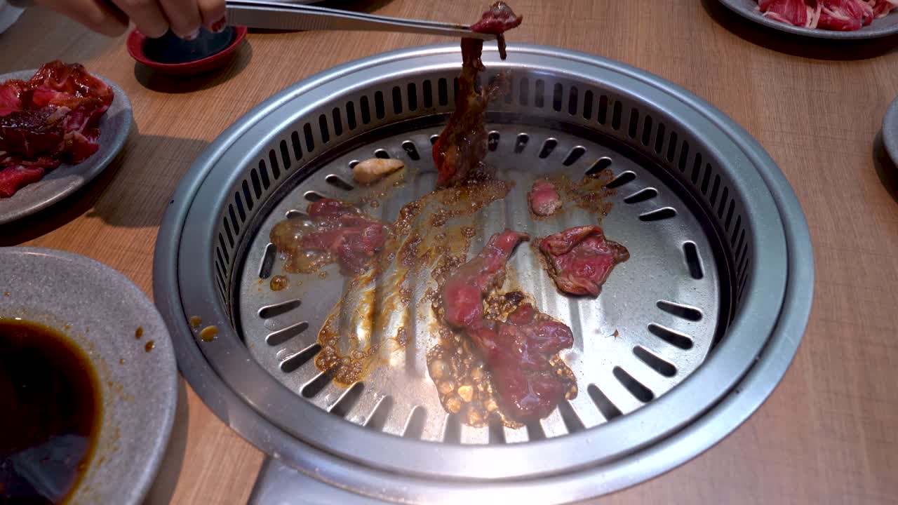 여자 손으로 식당에서 먹을 수 있는 모든 쇠고기 요리, 보기를 닫습니다.