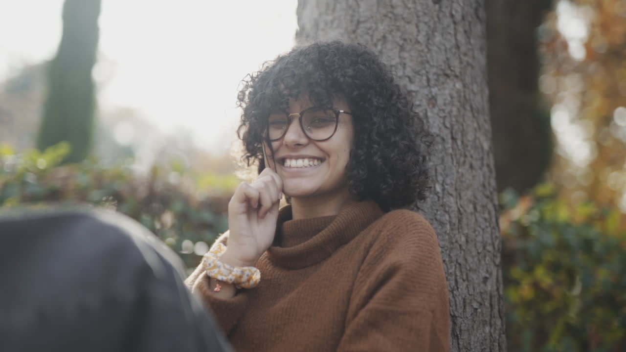 cándida pose espontánea de una chica negra de ébano con rizos