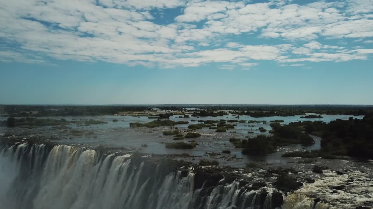 빅토리아는 아프리카의 짐바브웨와 잠비아 국경에 떨어집니다.