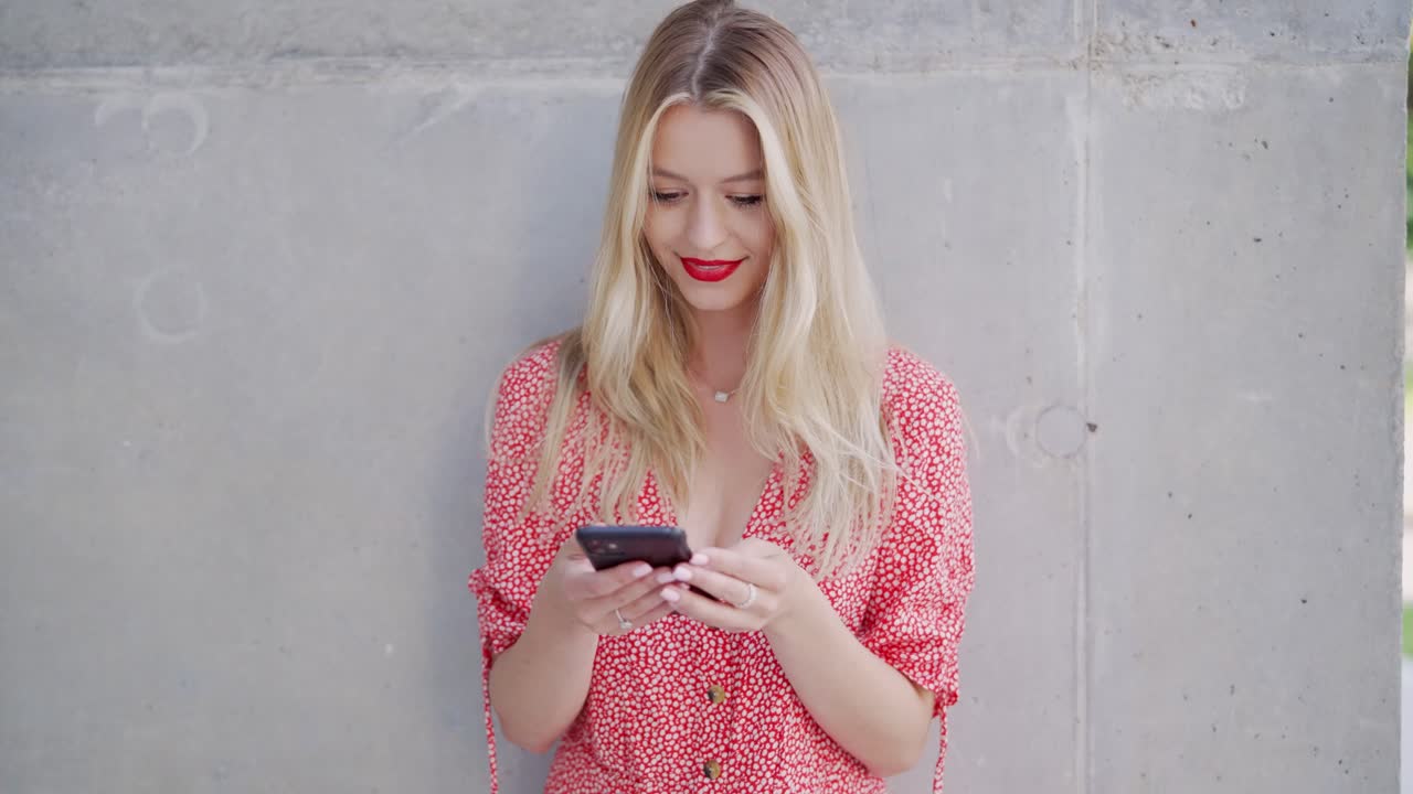 Женщина переписывается по телефону.