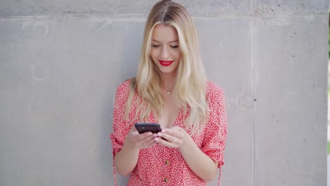 una mujer enviando mensajes de texto por teléfono.