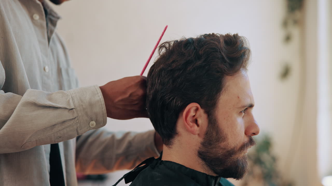 Mand får en klipning hos en professionel barbershop