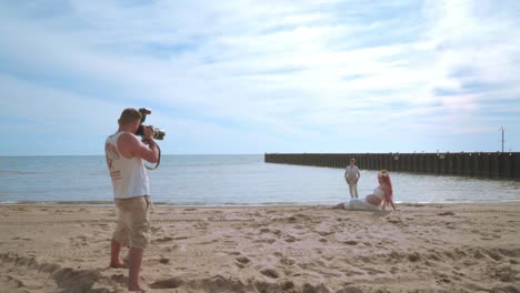 Photographer-take-photo-of-love-couple-on-beach.-Photo-shooting