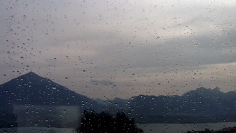 Zeitraffer-Von-Starkem-Regen,-Der-Am-Thunersee-In-Der-Schweiz-Beginnt-Und-Auf-Das-Fenster-Trifft-Und-Dann-Schnell-Aufklart