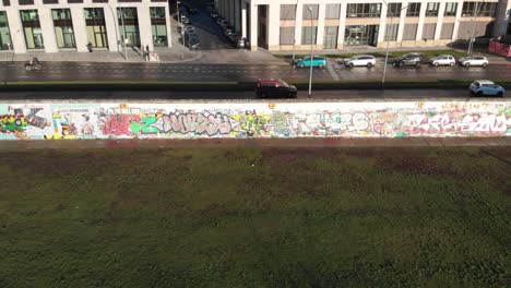 Berliner-Mauer-Von-Der-Spree-Mit-Einer-Drohne,-Die-Entlang-Des-Flusses-Fliegt-Und-Die-Berliner-Fernsehantenne-In-4k-24fps-Zeigt