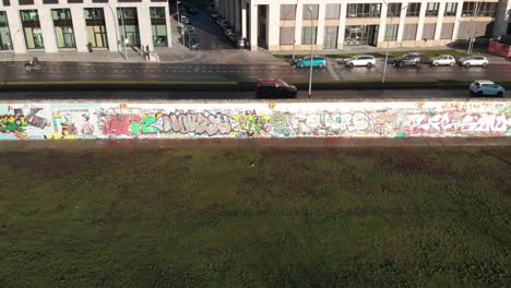muro de berlín desde el río spree con un dron volando a lo largo del río y mostrando la antena de tv de berlín hecha en 4k 24fps