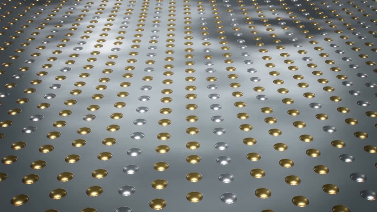 Video verticale: Telecamera in movimento e luce che si sposta su un pannello metallico che mostra cupole lucide dorate e argentate per l'IT.