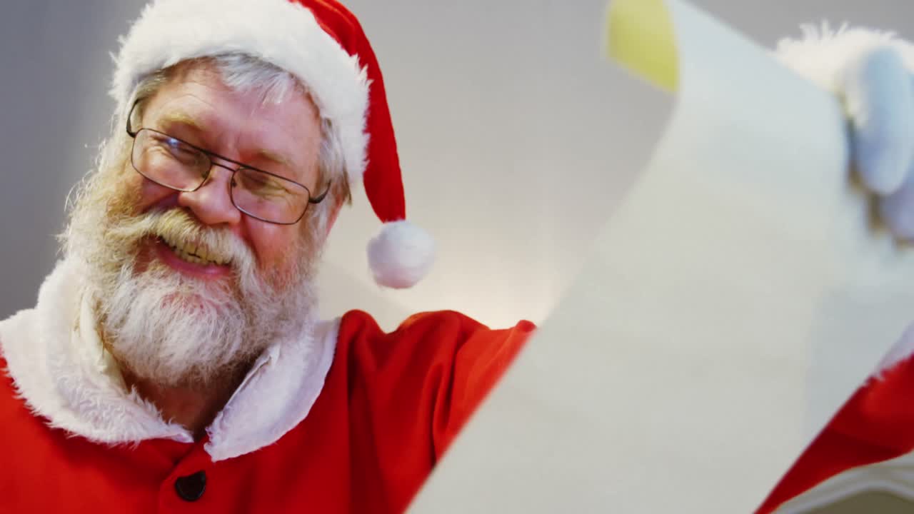 산타클로스가 편지를 읽는 것