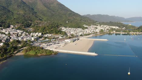 Vista-Aérea-De-La-Costa-De-Hong-Kong-Lung-Mei-Tsuen,-Incluida-Una-Extensión-De-Playa-Artificial