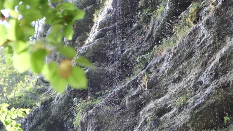 La-Hermosa-Cascada-De-La-Cascada-Pericnik-En-Eslovenia