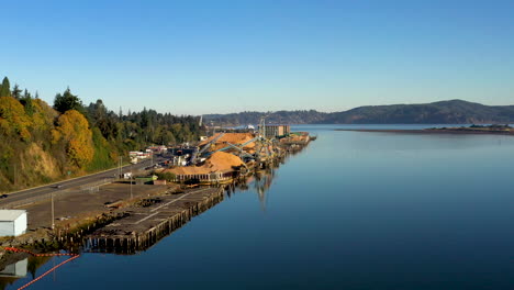 Sonniger,-Ruhiger-Dolly-über-Coos-Bay-Und-Mill-Im-Pazifischen-Nordwesten