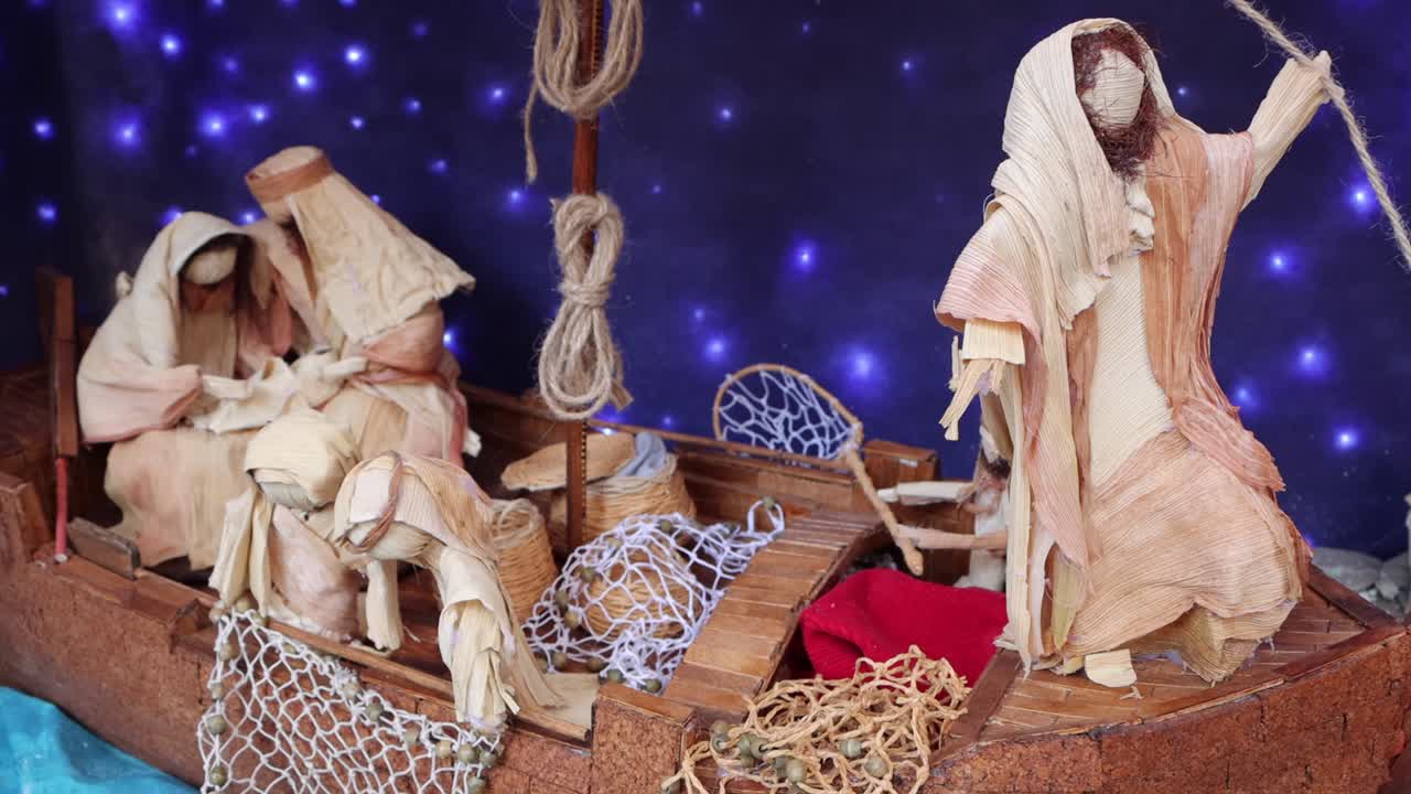 um belo berço feito à mão com luzes e figuras de pastores, josé, jesus e maria o bebê jesus é incrível