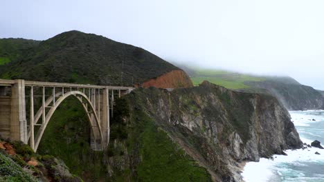 Puente-Bixby-En-La-Autopista-De-La-Costa-Pacífica-De-California-A-Principios-De-La-Primavera